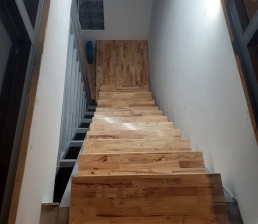 Cầu thang gỗ hay Cầu thang công nghiệp